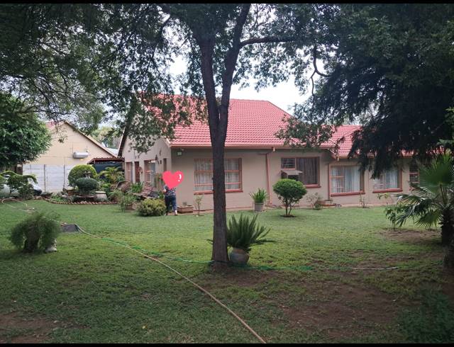 4 BEDROOM HOUSE FOR SALE IN BRITS CENTRAL